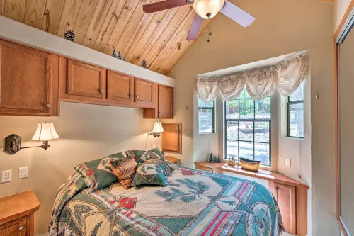 Gateway to Sunrise Resort! Show Low Cabin w/ Deck - Pet friendly