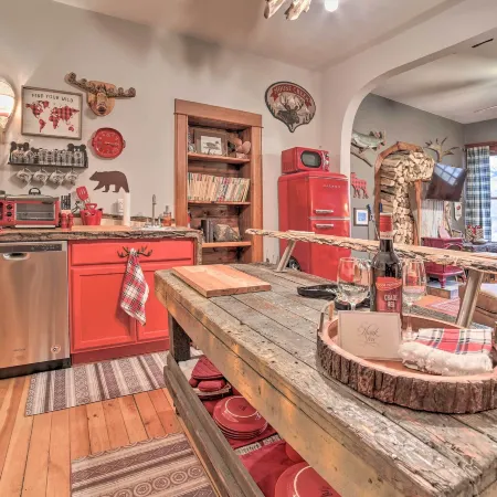 Walk to Waterfront Dtwn Sturgeon Bay Retreat!