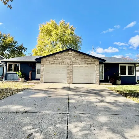 Charming 2-bedroom house with Feather Theme , WiFi in excellent Aurora