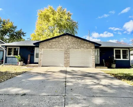 Charming 2-bedroom house with Feather Theme , WiFi in excellent Aurora 奧羅拉酒店