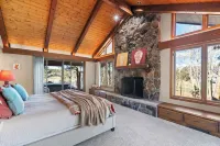 Beautiful, large, private home in Fox Acres- huge patio w/ gorgeous views!