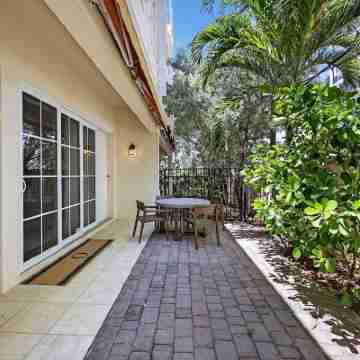 Daisy Townhouse  Steps from The Beach Hotel Exterior