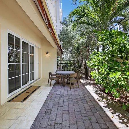 Daisy Townhouse Steps from The Beach