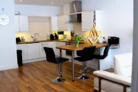 Cleave House - Stylish & Chic 3 Bed House Mins From Central London Hotels in Orpington