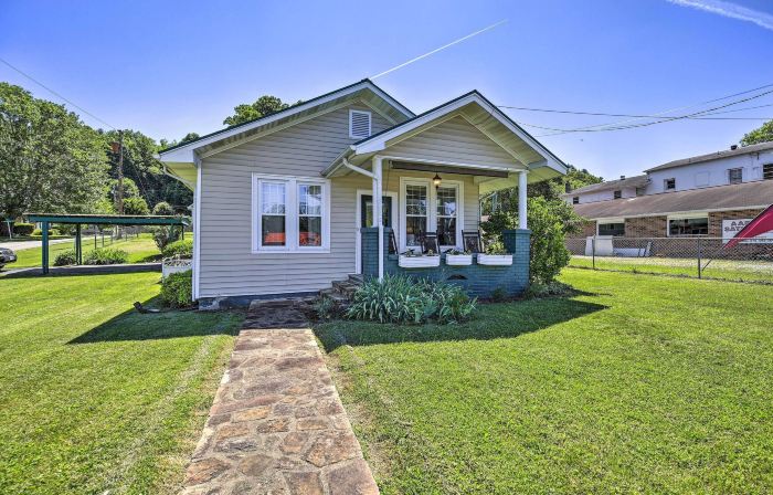 Cozy Damascus Cottage w/ Porch & Trail Access!