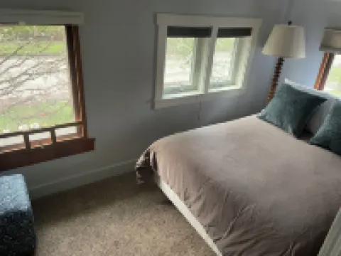 Spacious 5-Bedroom House in Eugene, Walking Distance to Campus, Hayward Field