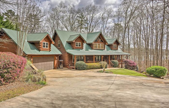 Lake Hartwell Villa w/ Dock, Theater + Hot Tub!