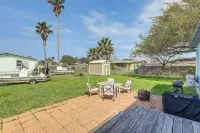 Cozy Cottage w/ Patio < 2 Mi to Rockport Beach! - parkir