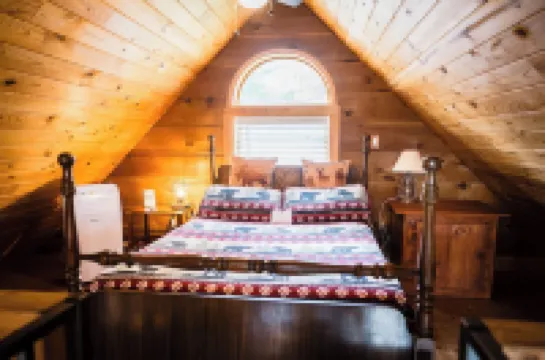 Rumples Retreat at Highland Hideaways - Arcade - Private Drive-in Theater