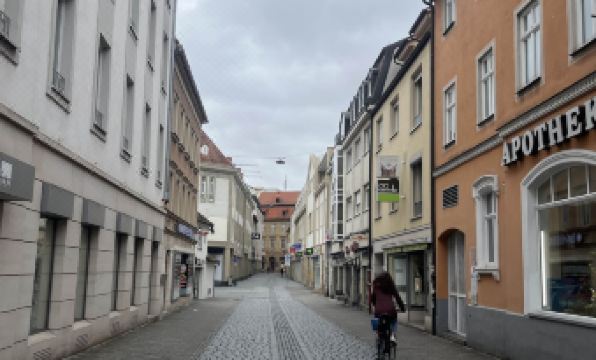 Moderne Stadt Zimmer mit eigenem Bad