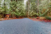 Forested 4 BR w/ Games, Fire Pit & Wood Stove - Homestays