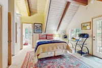 2BR Dog-friendly Cabin w/ Lake Views - 3-Star