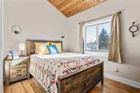 Modern Red Lodge Cabin - Walk to Broadway Ave - parking