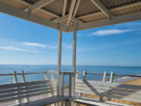 Sea Breeze at Margate Beachside-pet friendly Hotels in Margate