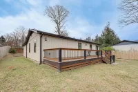 2 Mi to Lake Tomahawk Park! Quiet Escape w/ Deck - Wifi