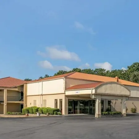 Red Roof Inn & Suites Manchester, TN