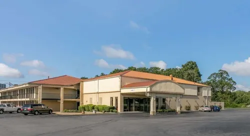 Red Roof Inn & Suites Manchester, TN Hotels in Manchester