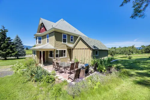 'Storybook Glade Historical Homestead w/ Views! - Parking