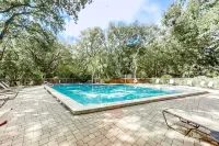 2-story Condo With On-site Pool, Private Patio, & W/D - Near Beach/golf - Homestays