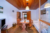 La Tana Dello Scoiattolo Skiing Nearby - Happy Rentals - Parvekkeita