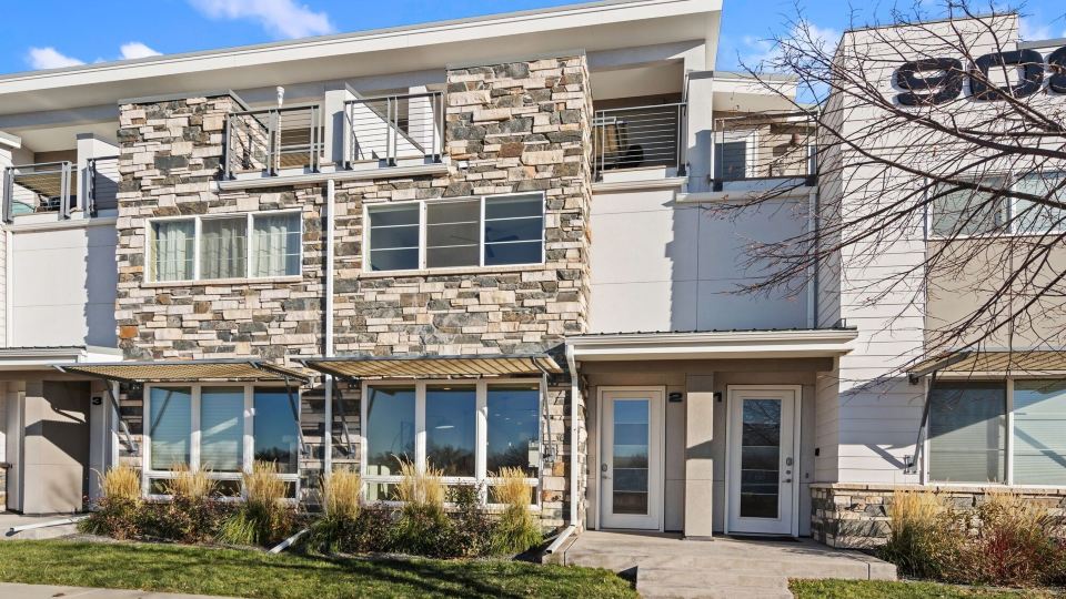 Mountain View Home with King Beds and Rooftop Deck