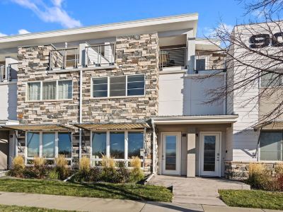 Mountain View Home with King Beds and Rooftop Deck