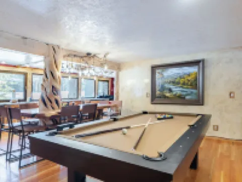 Base Camp by AvantStay Magical Cabin w Sauna Hot Tub Close to Snow Golf Hotels in Sunriver