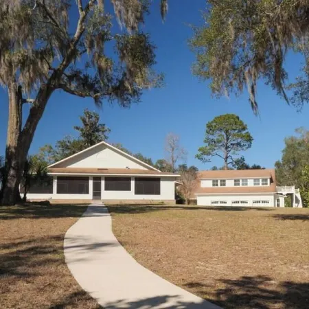Perfect Lakefront Getaway on clear deep private lake 20 min from Gainesville
