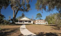 Perfect Lakefront Getaway on clear deep private lake 20 min from Gainesville
