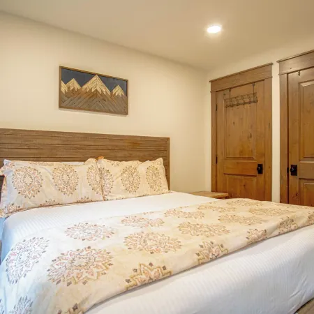 DT Ketchum - Chill, Two-story Getaway w/ a Gourmet Kitchen - Walk Downtown & to River Run Lifts