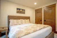 DT Ketchum - Chill, Two-story Getaway w/ a Gourmet Kitchen - Walk Downtown & to River Run Lifts