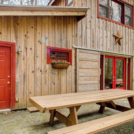 Jasper '7 Timbers' Cabin on 10 Acres w/ a Creek!