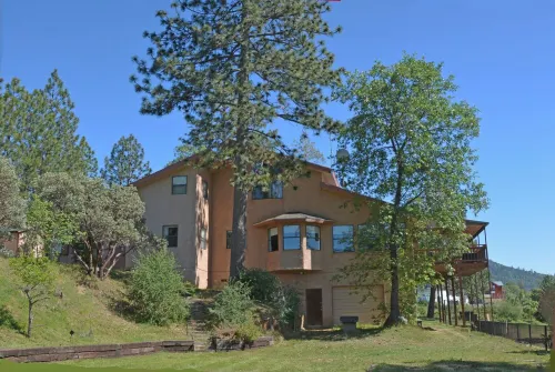 Yosemite Gateway at Bass Lake — A Spacious Sierra Nevada Mountain Retreat