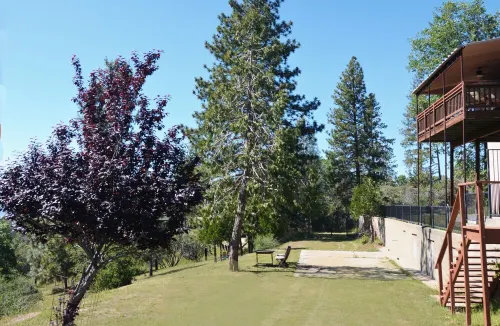Yosemite Gateway at Bass Lake — A Spacious Sierra Nevada Mountain Retreat