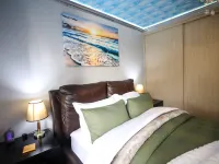Luxury 2-Bedroom Apartment Near or Tambo with Private Garden & Heated Pool Hotels in Benoni
