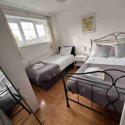 Tranquil Turquoise - 3 Bed House With Parking Rooms