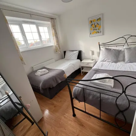 Tranquil Turquoise - 3 Bed House With Parking