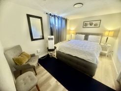 Airport Getaway 4 min to Moncton Airport, Free Parking and super fast WIFI