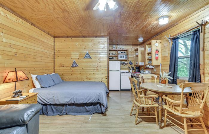 1/2 Mile to Turner Falls: 'Cedar Falls Cabin 5'