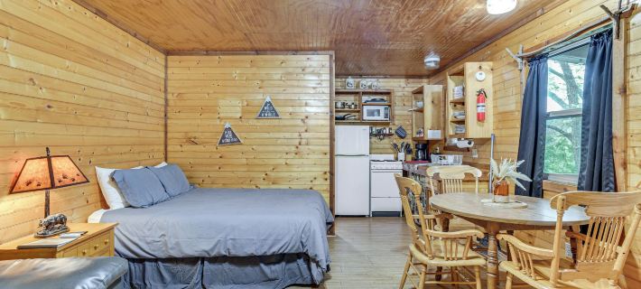 1/2 Mile to Turner Falls: 'Cedar Falls Cabin 5' Hôtels à&nbsp;: Comte de Murray
