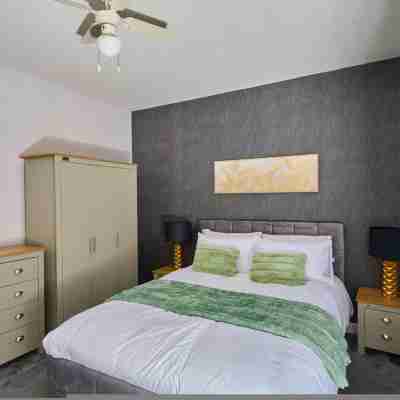 Birch Barn Retreat Spacious 4BR House With Free Parking Sleeps 6 Rooms