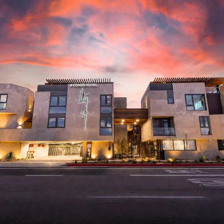 City24 Condo Hotel Little Italy Mission Hills Отели рядом с достопримечательностью «Музей Железнодорожных Моделей»
