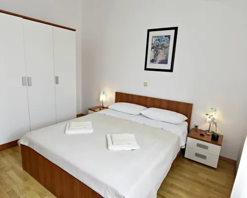 Spacious poolside apartment in Tar Hotels in Tar