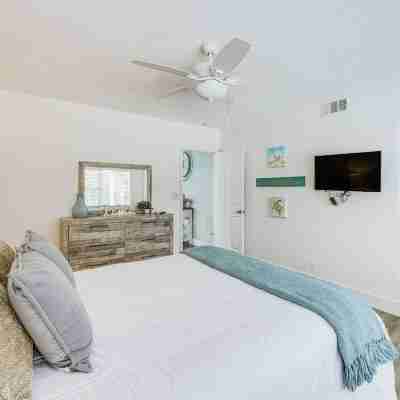 Elegant Waterfront Condo w/ Views in Pompano Beach Rooms