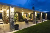 House Sleeps 6 With Private Pool - Sea View