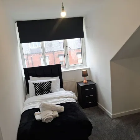 Spacious Leeds Home Sleeps 6 Free Parking