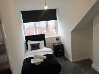 Spacious Leeds Home Sleeps 6 Free Parking - 2-Star