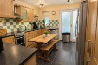 4-Bed - Sleeps 8 - Free Parking - 2-Star