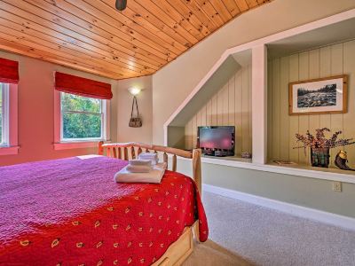 Cozy Apt w/ Hot Tub & Deck, 10 Mi to Stowe Resort!