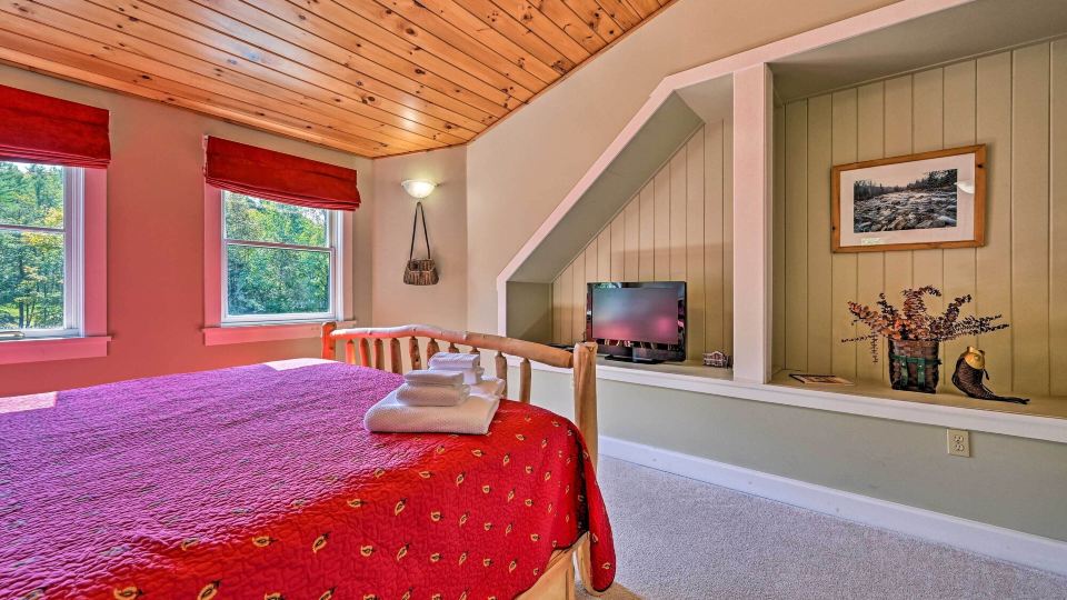 Cozy Apt w/ Hot Tub & Deck, 10 Mi to Stowe Resort!
